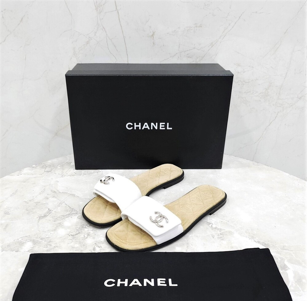 [럭스유] 38 / 샤넬 CC로고 화이트 레더 뮬 슬리퍼