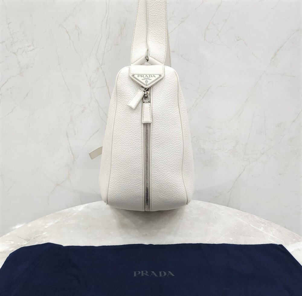 [럭스유] (새상품) 프라다 트라이앵글 비텔로 가죽 백팩