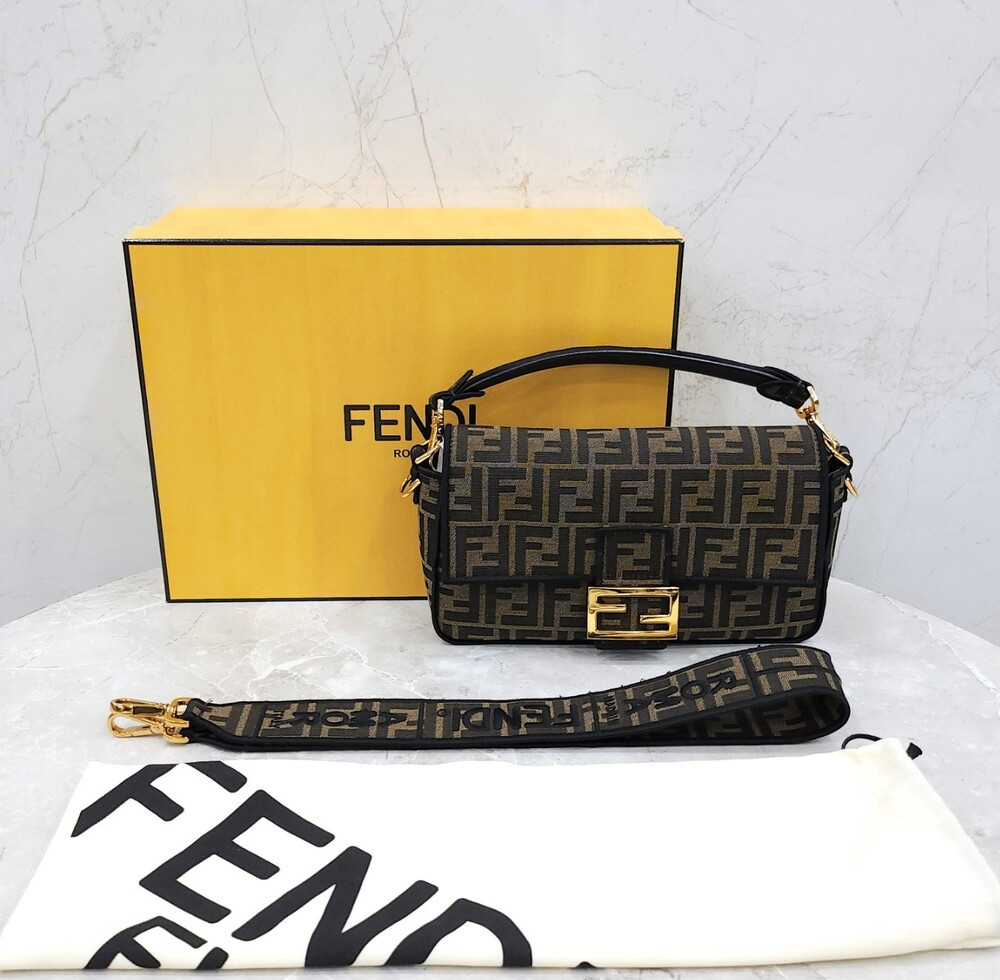 [럭스유] 펜디 FF 자카드 패브릭 바게트백