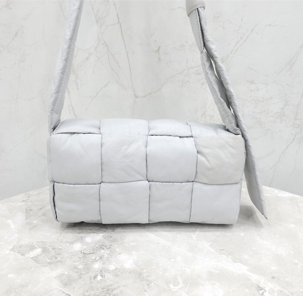 [럭스유] 보테가베네타 그레이 패디드 테크 카세트 크로스백 628951