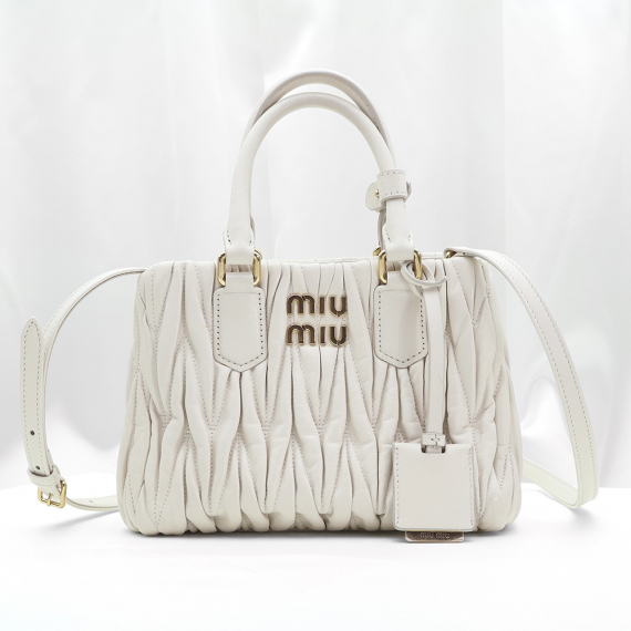 MiuMiu(미우미우) 5BA259 화이트 나파 마테라세 금장 아르카디 스몰 토트 2WAY