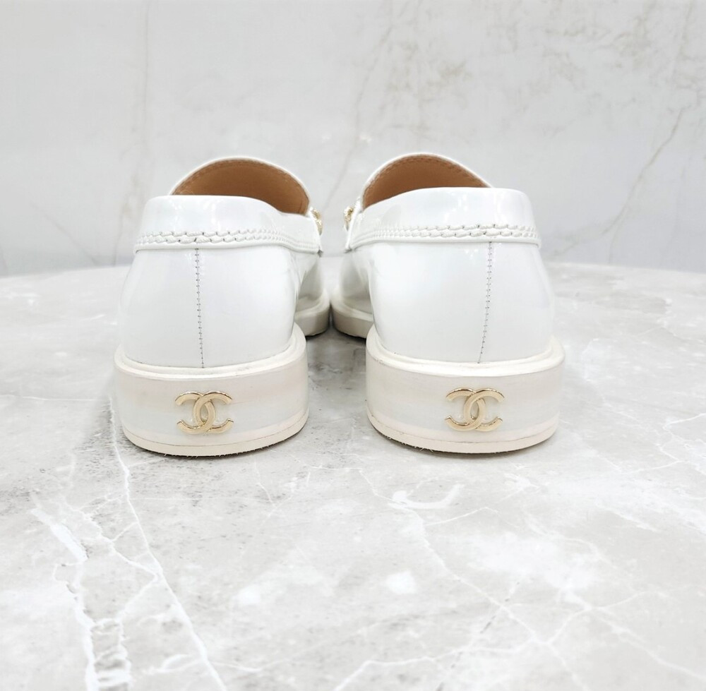 [럭스유] (새상품) 35.5 / 샤넬 페이던트 에나멜 화이트 체인 로퍼 G37430