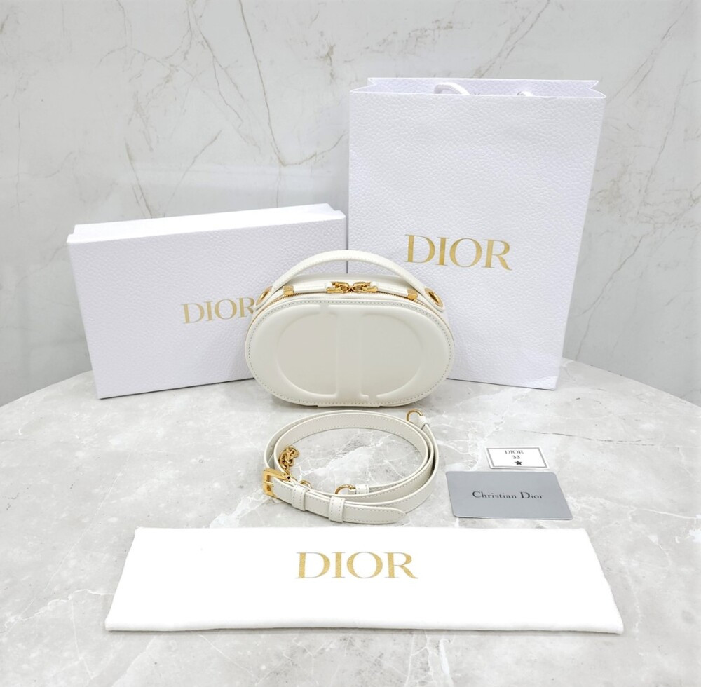 [럭스유] (새상품) 디올 CD 시그니처 오벌 카메라백 라떼 카프스킨 S2201UMFV