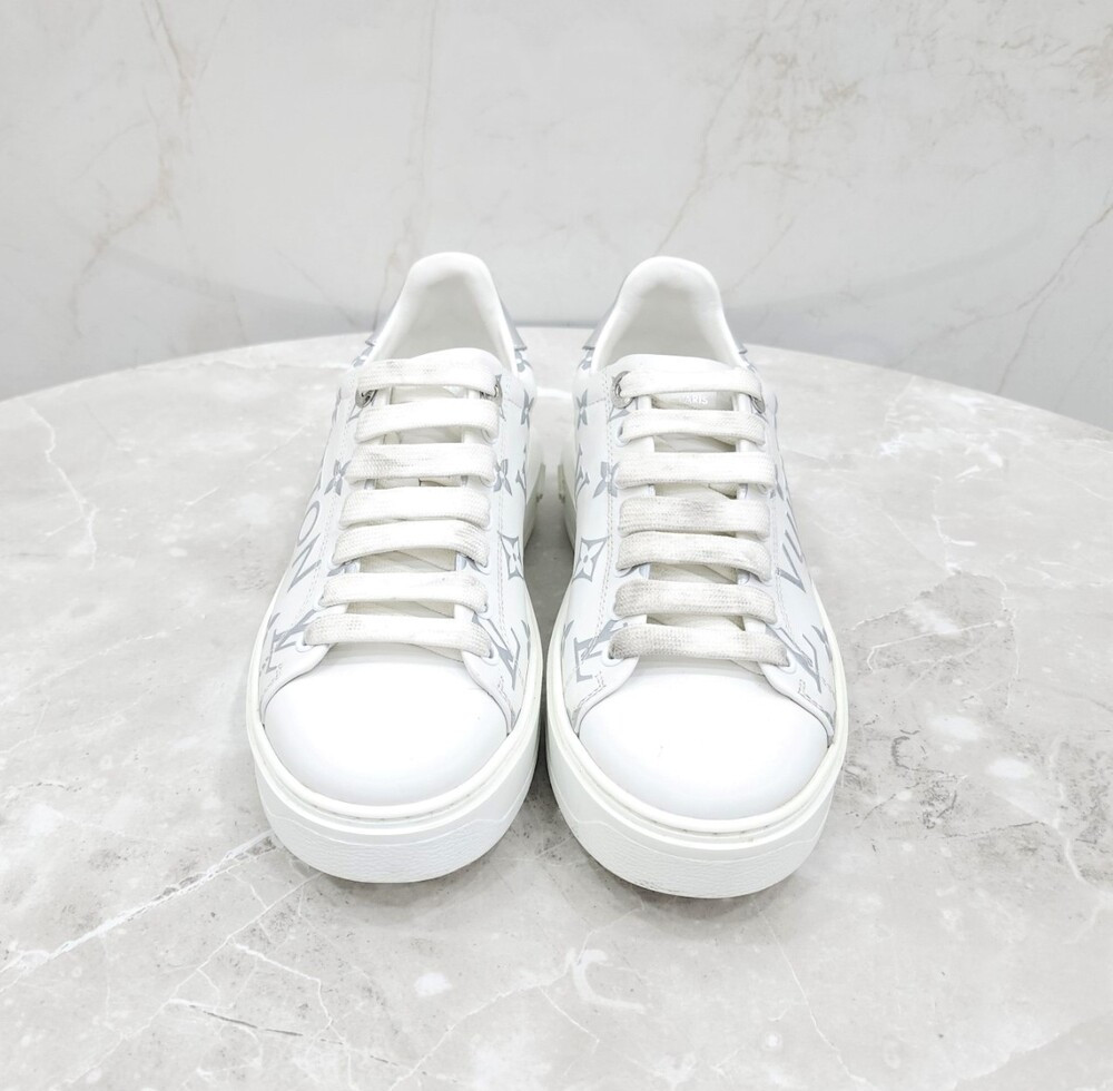 [럭스유] 35.5 / 루이비통 LV 실버 모노그램 타임아웃 스니커즈 1A8TAM