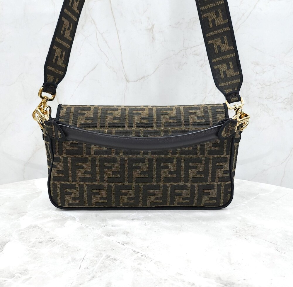 [럭스유] 펜디 FF 자카드 패브릭 바게트백