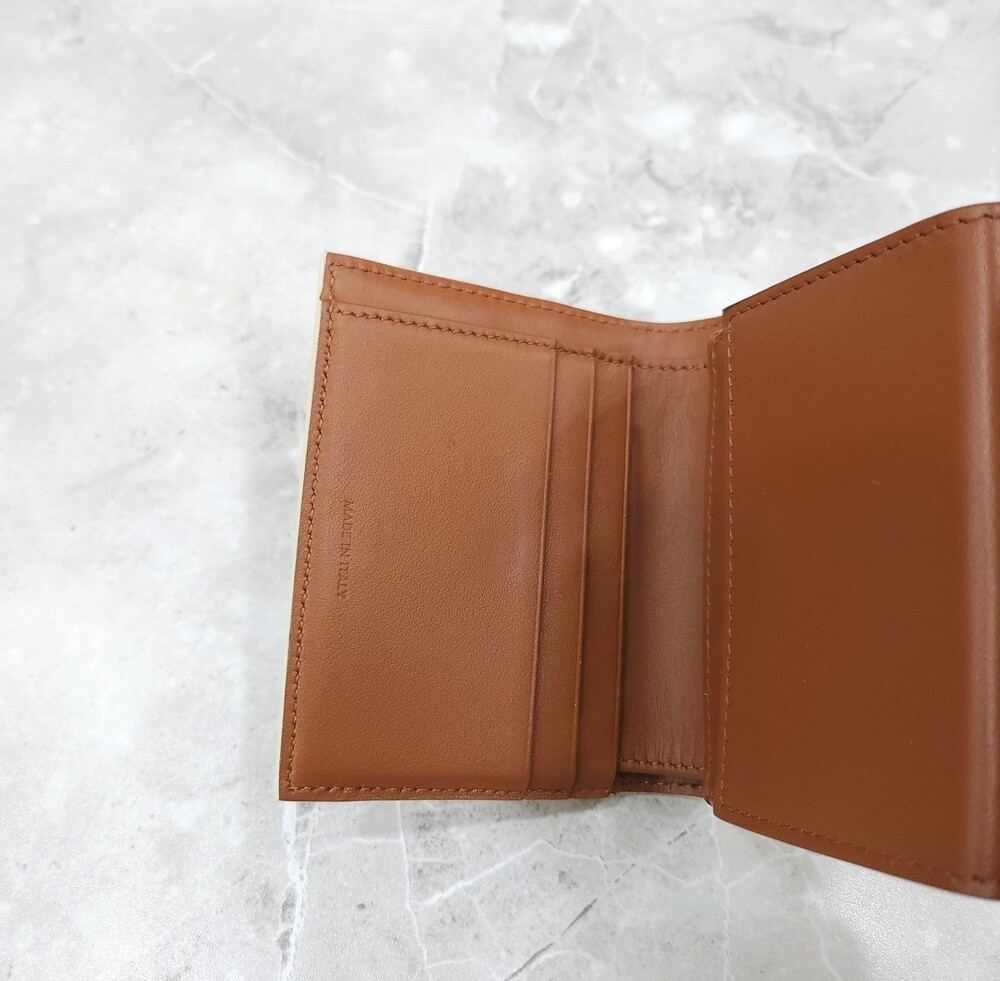 [럭스유] 셀린느 스몰 트리옹프 플랩 지갑 화이트 탠 10D782CQH