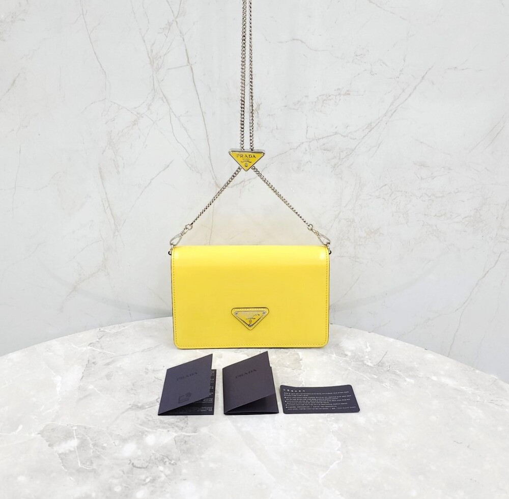 [럭스유] 프라다 옐로우 브러쉬드 레더 숄더백