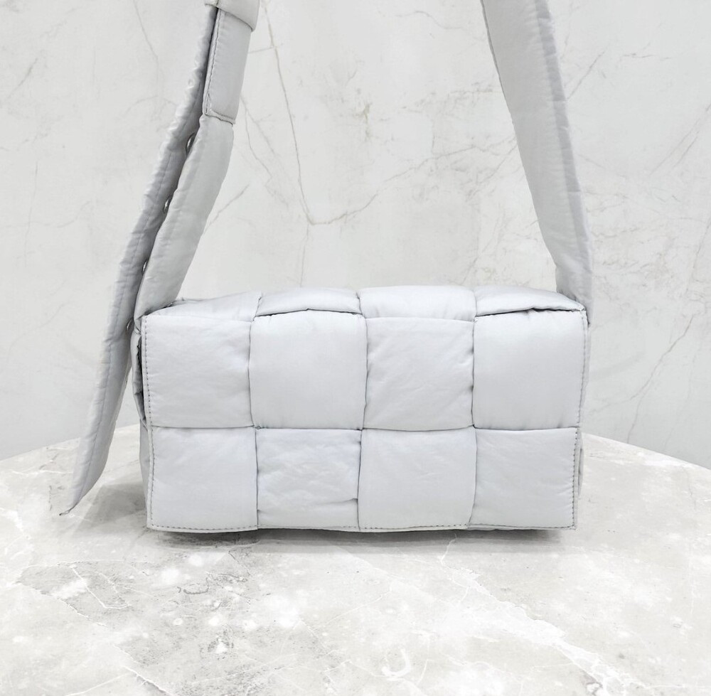 [럭스유] 보테가베네타 그레이 패디드 테크 카세트 크로스백 628951