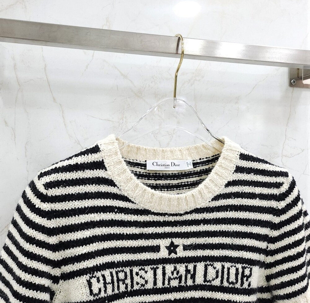 [럭스유] 40 / 디올 마르니에르 숏 슬리브 스웨터 에크루 354S19AM154