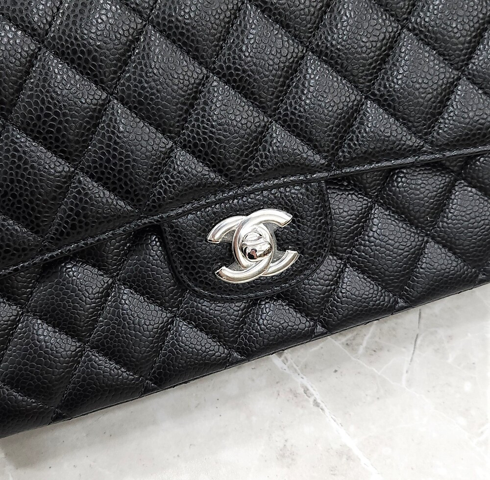 [럭스유] (새상품) 샤넬 캐비어 클래식 미듐 플랩백 블랙 은장 A01112