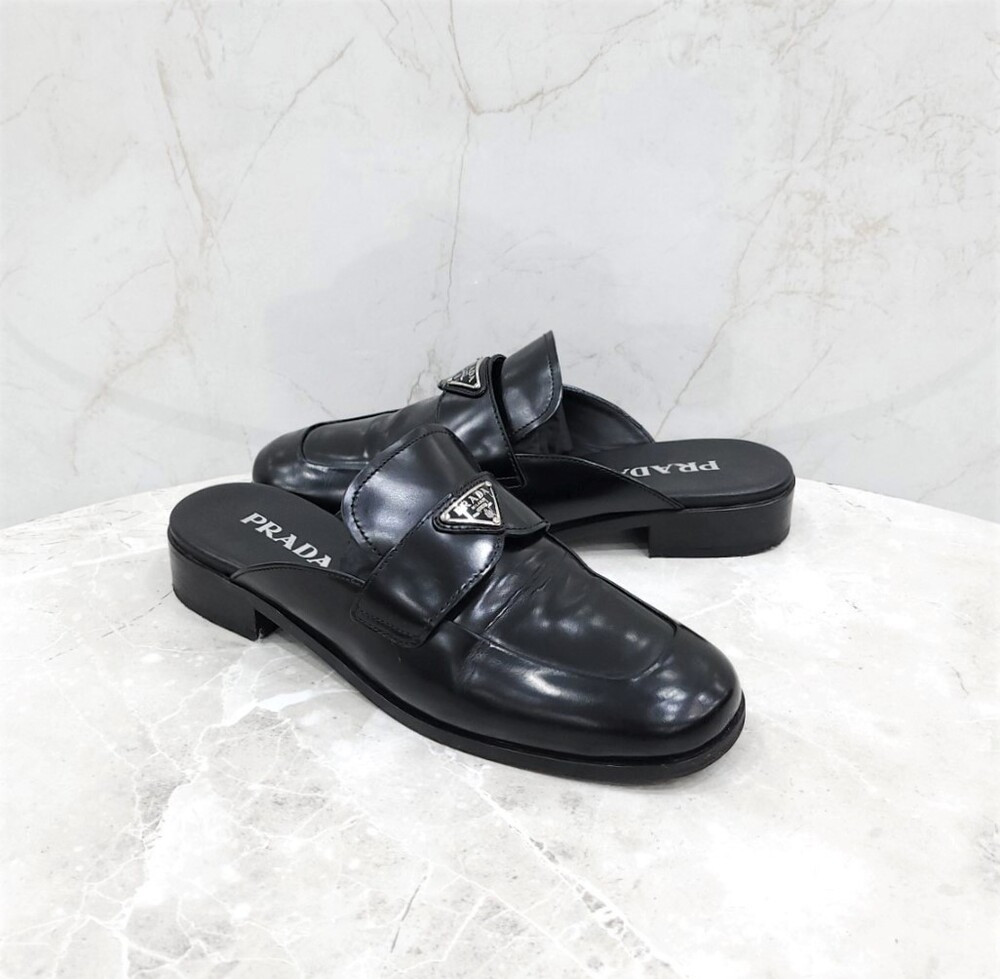 [럭스유] 39.5 / 프라다 삼각로고 브러쉬드 레더 뮬 1D918M