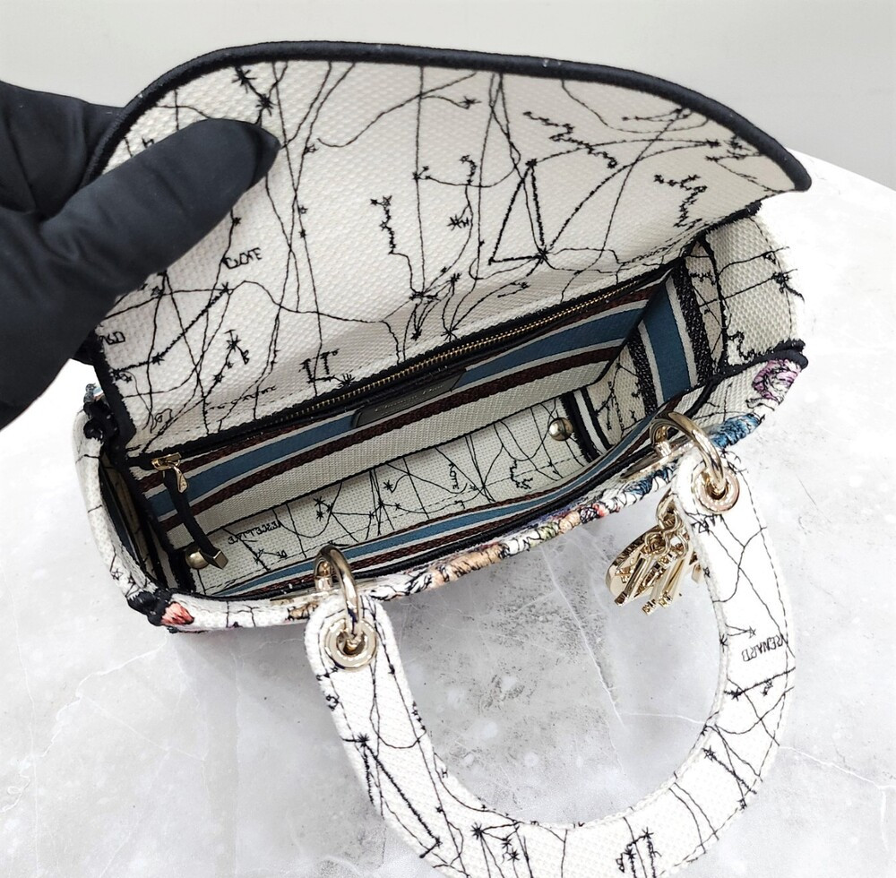 [럭스유] 디올 자수 레이디 디라이트 백 미디엄 라떼 멀티