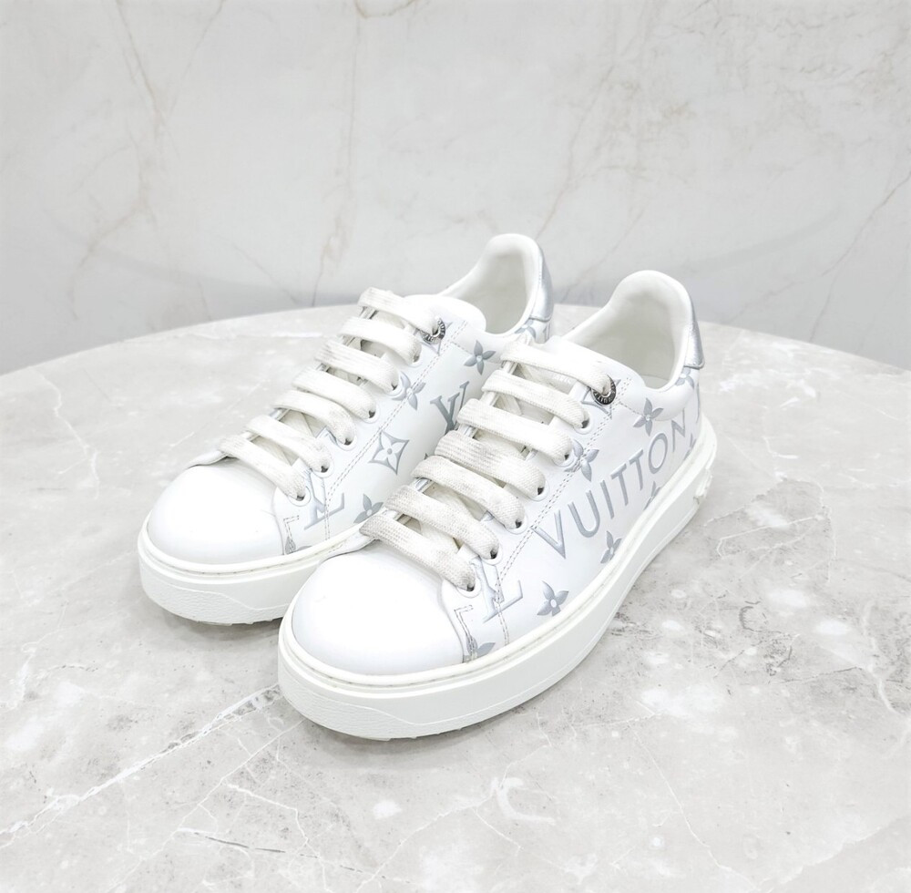 [럭스유] 35.5 / 루이비통 LV 실버 모노그램 타임아웃 스니커즈 1A8TAM