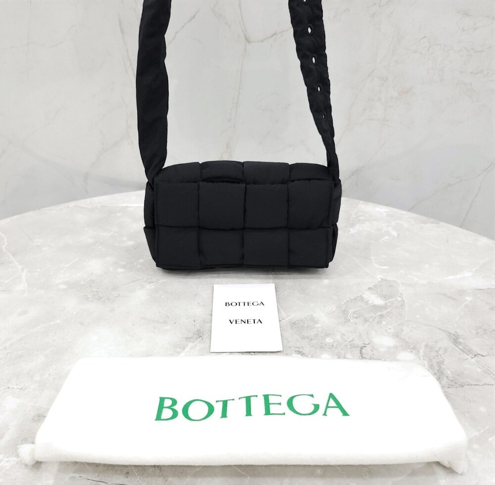 [럭스유] 보테가베네타 블랙 카세트 테크 미니 크로스백 679763