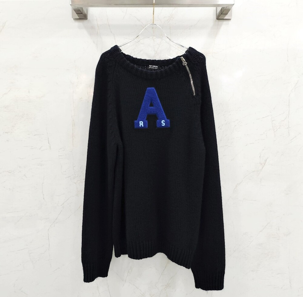 [럭스유] M / 라프시몬스 네이비 A로고 지퍼 절개 라운드 니트