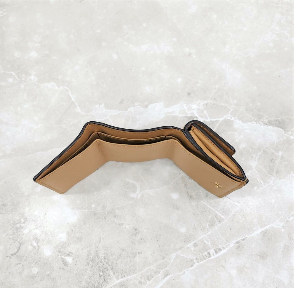 [럭스유] 펜디 바게트 마이크로 나파 트리폴드 지갑 8M0395