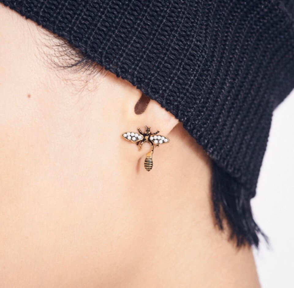 [럭스유] (새상품) 디올 자디올 로고 벌 귀걸이 E0640ADRRS