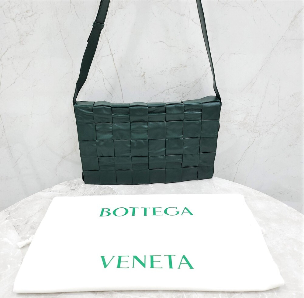 [럭스유] 보테가베네타 그린 레더 맥시 카세트 크로스바디백