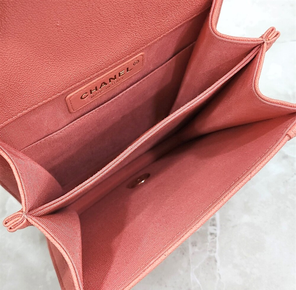 [럭스유] 샤넬 쉐브론 보이 사첼백 코랄핑크 샴페인골드 캐비어 30번대