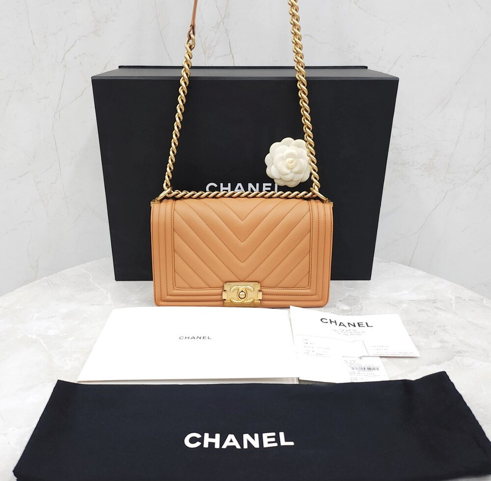 [럭스유] 샤넬 쉐브론 보이 미디움 플랩백 금장 28번대 A67086