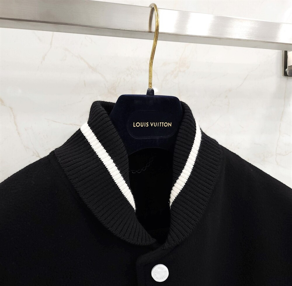 [럭스유] 54 / 루이비통 LV 클락 자수 프렌즈 레더 바시티 자켓