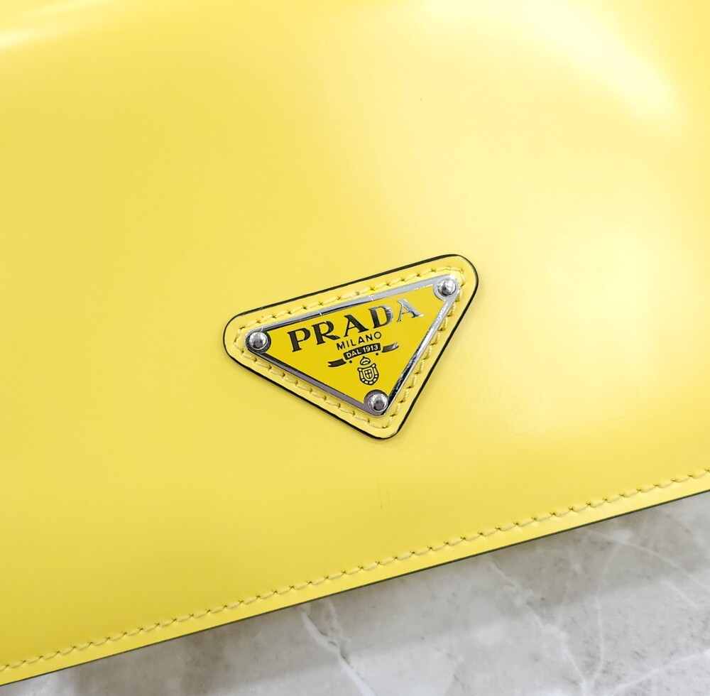 [럭스유] 프라다 옐로우 브러쉬드 레더 숄더백
