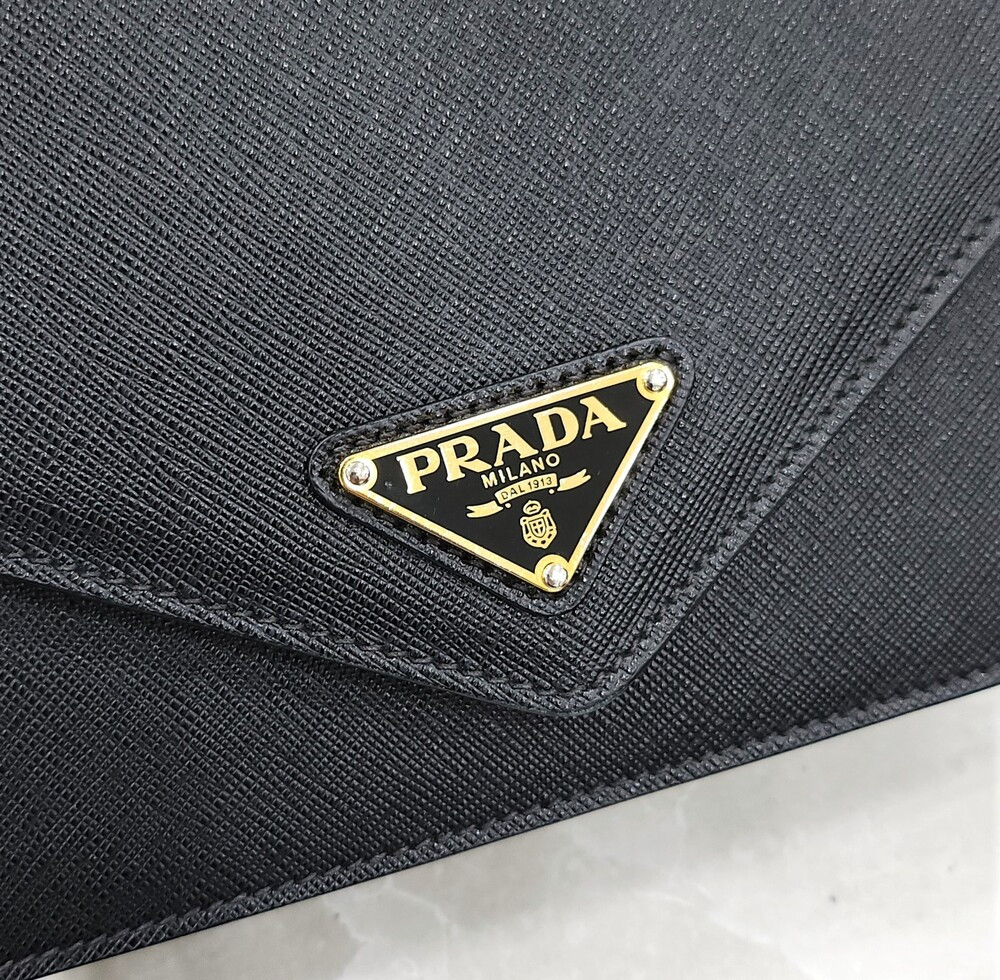 [럭스유] 프라다 삼각로고 사피아노 레더 엔벨로프 체인 숄더백 1BD200