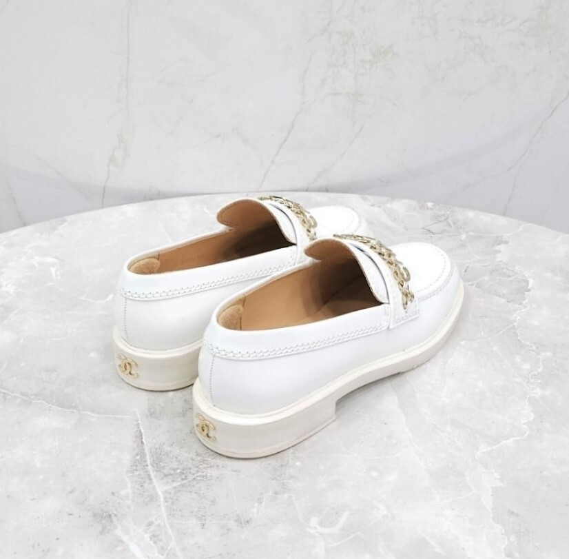 [럭스유] (새상품) 35.5 / 샤넬 페이던트 에나멜 화이트 체인 로퍼 G37430