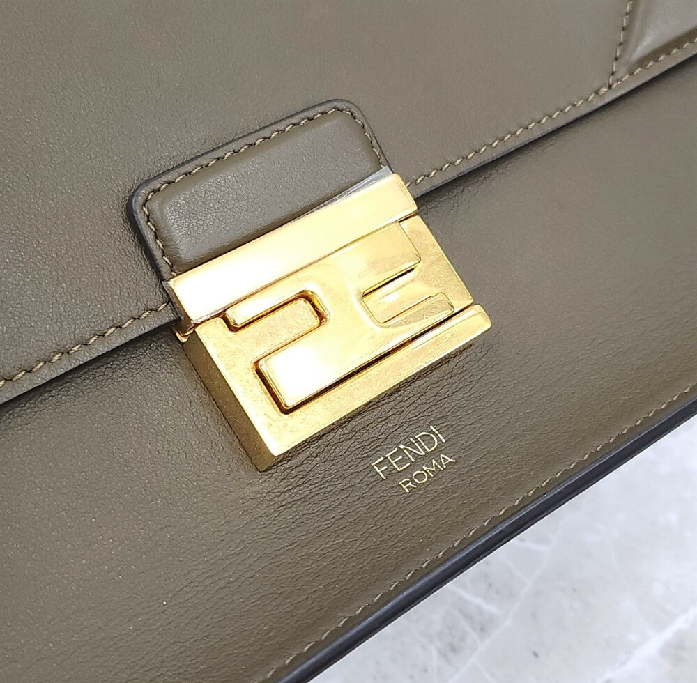 [럭스유] 펜디 캔유 레더 메탈 숄더백