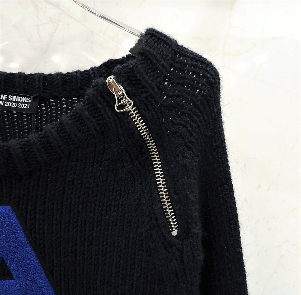 [럭스유] M / 라프시몬스 네이비 A로고 지퍼 절개 라운드 니트