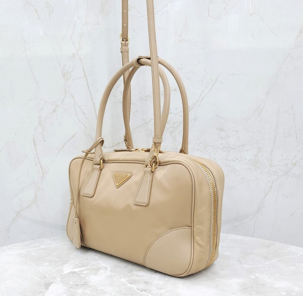 [럭스유] 프라다 리에디션 1978 미디엄 리나일론 및 사피아노 투핸들 백