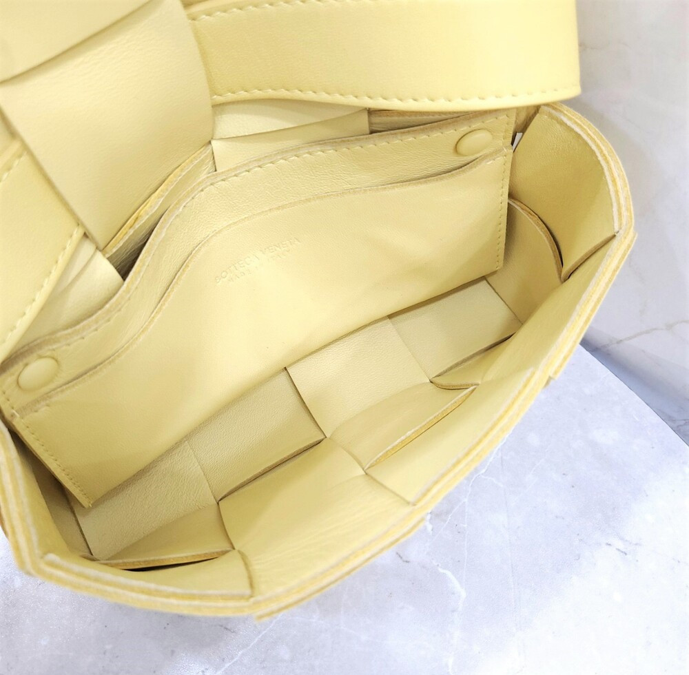 [럭스유] 보테가베네타 인트레치아토 카세트 벨트백 668572