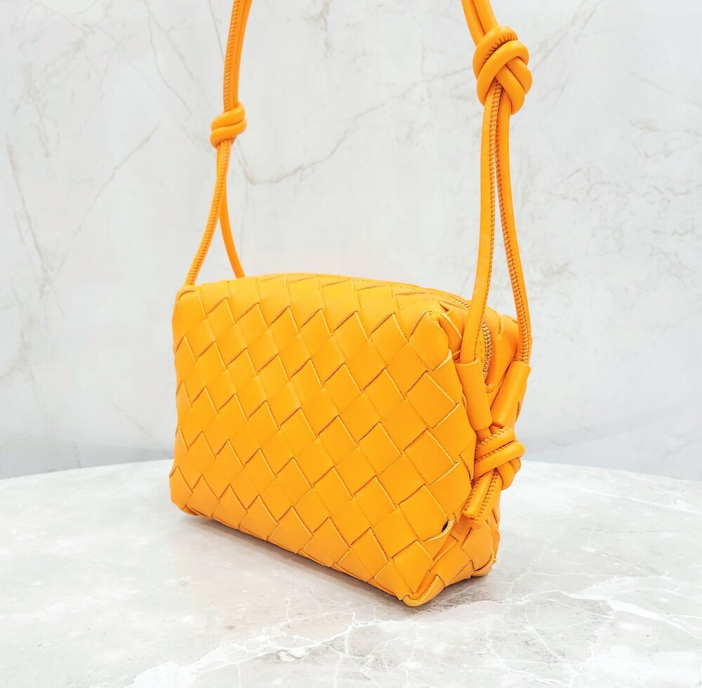 [럭스유] 보테가베네타 스몰 루프 카메라백