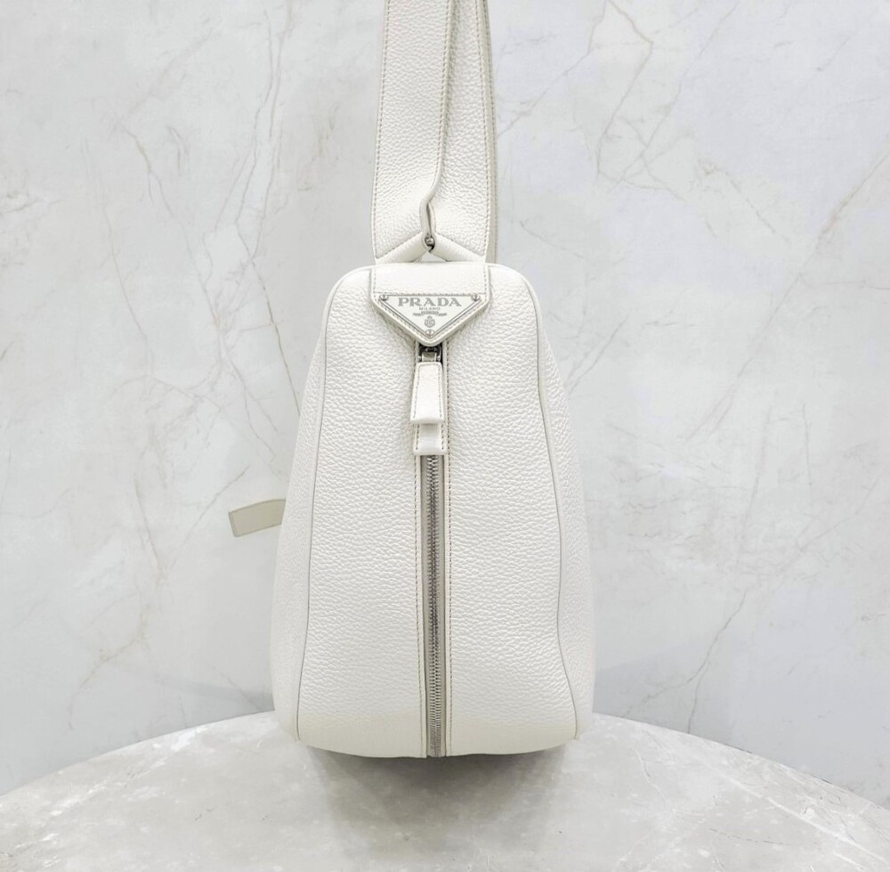 [럭스유] (새상품) 프라다 트라이앵글 비텔로 가죽 백팩