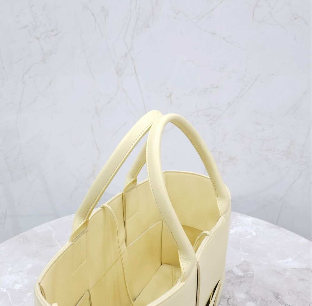 [럭스유] 보테가베네타 인트레치아토 미디엄 아르코 토트백