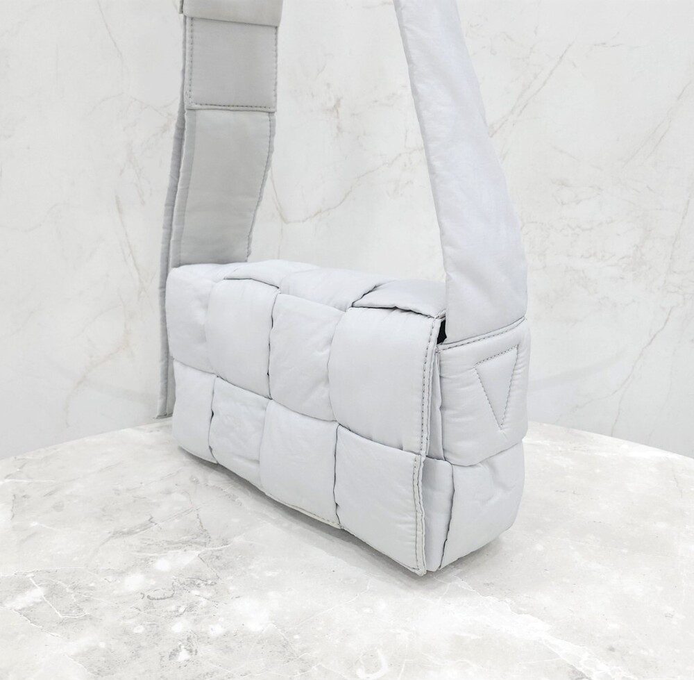 [럭스유] 보테가베네타 그레이 패디드 테크 카세트 크로스백 628951