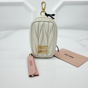 [미다스] 미우미우 마테라쎄 거울 미니 파우치 화이트 5TT172