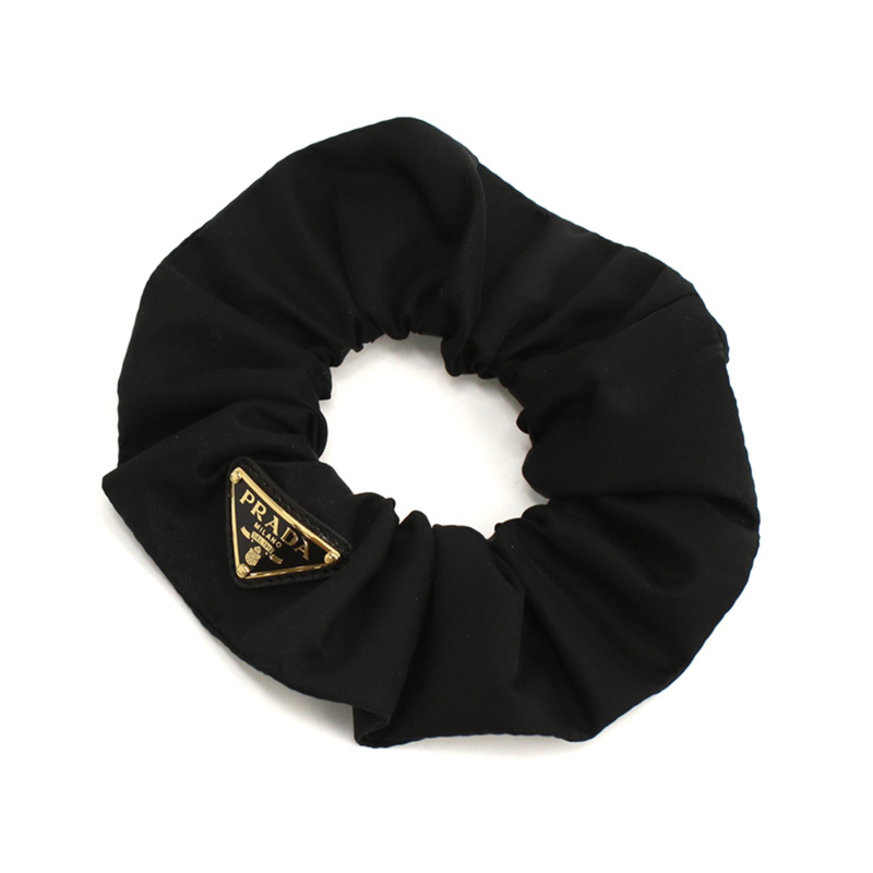 프라다 삼각로고 리나일론 스크런치 헤어밴드 금장 블랙 1IF015 2DMI F0632