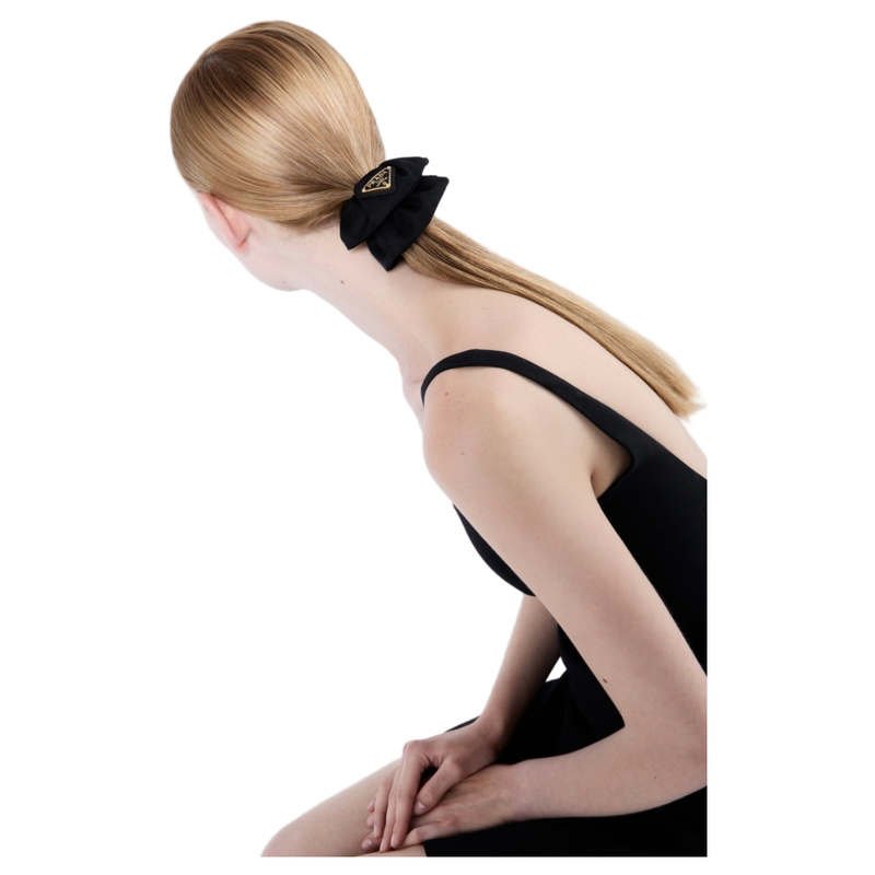 프라다 삼각로고 리나일론 스크런치 헤어밴드 금장 블랙 1IF015 2DMI F0632