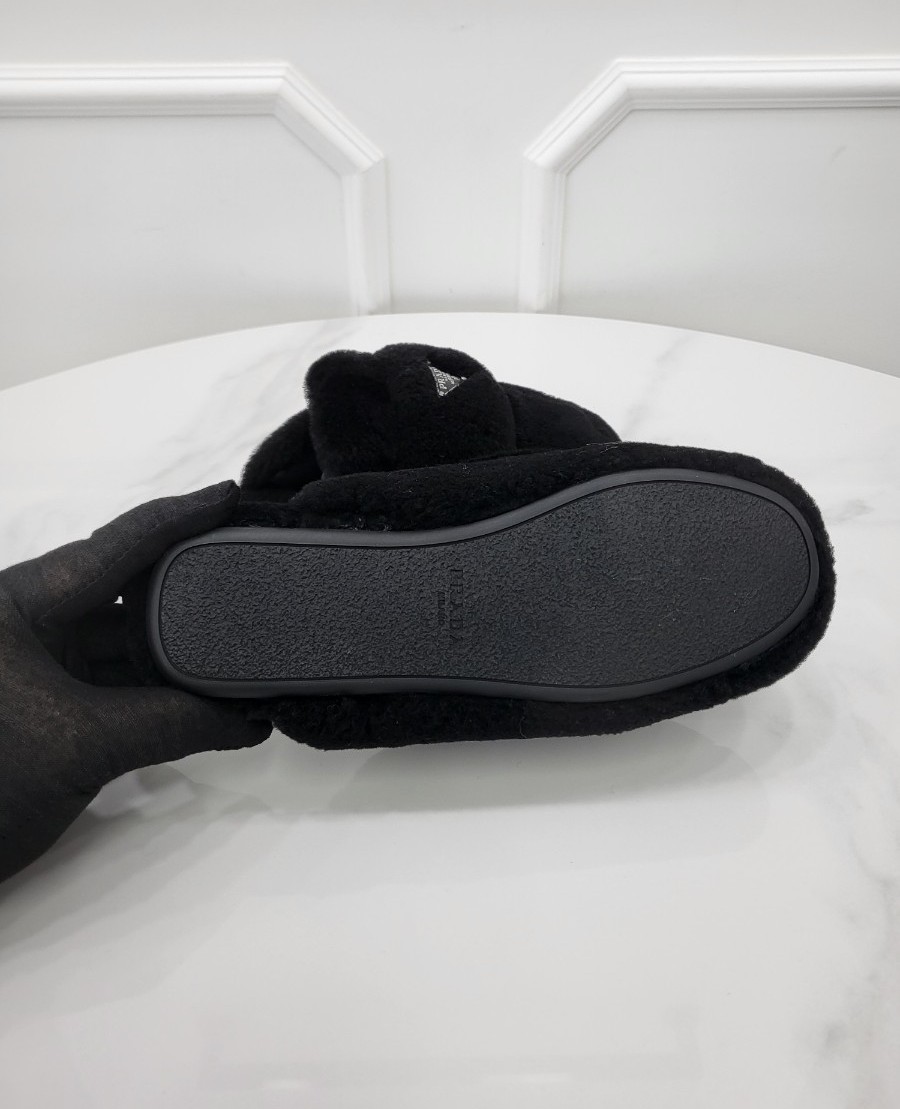 [미다스] 프라다 삼각로고 시어링 뮬 블랙 1D109N 35.5 새상품