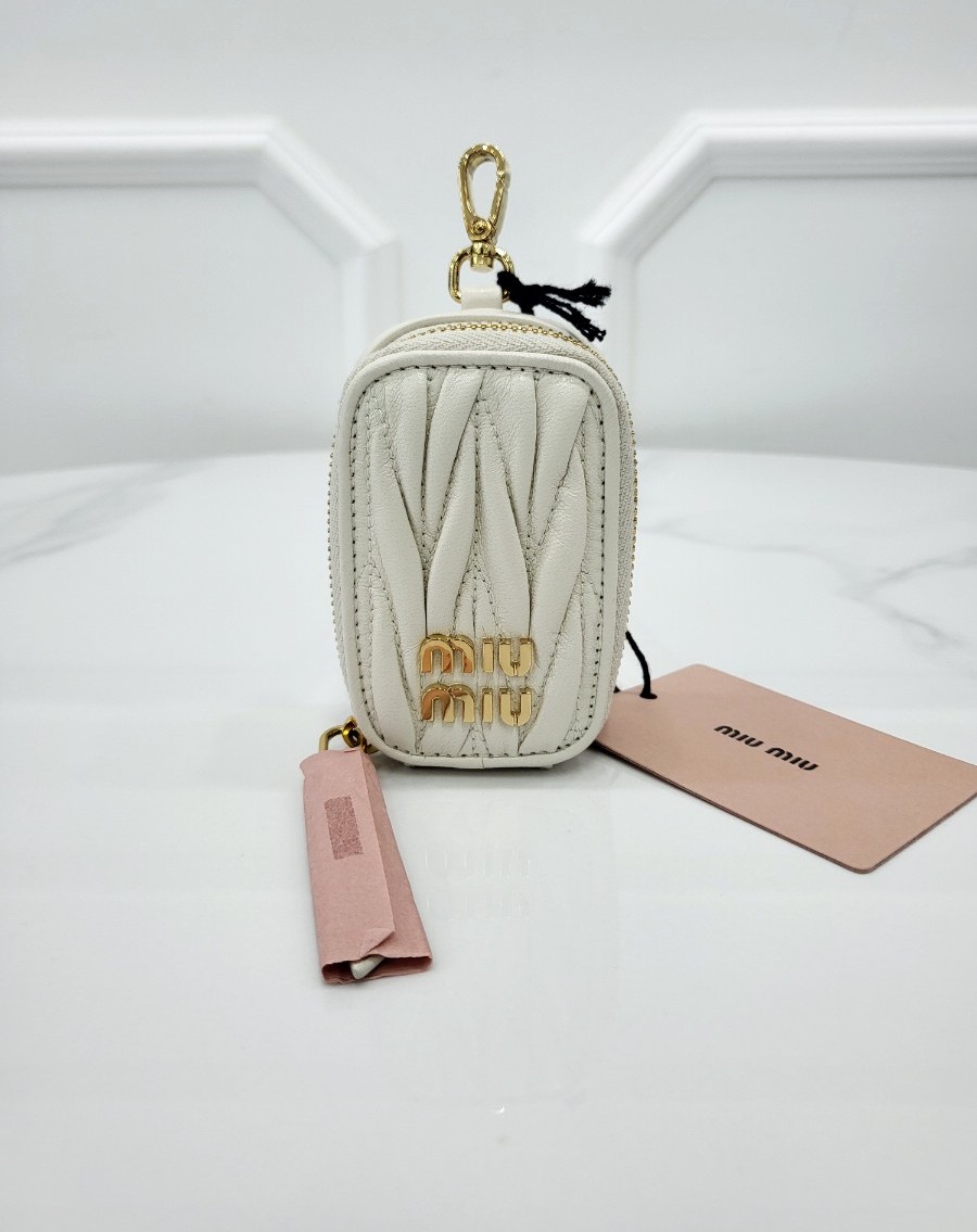 [미다스] 미우미우 마테라쎄 거울 미니 파우치 화이트 5TT172