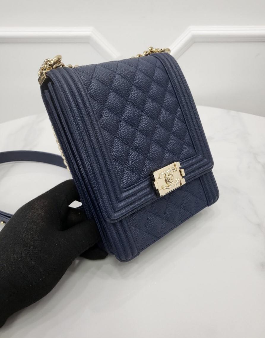 [미다스] 샤넬 보이 플랩 캐비어 사첼백 네이비 29번대 AS0130
