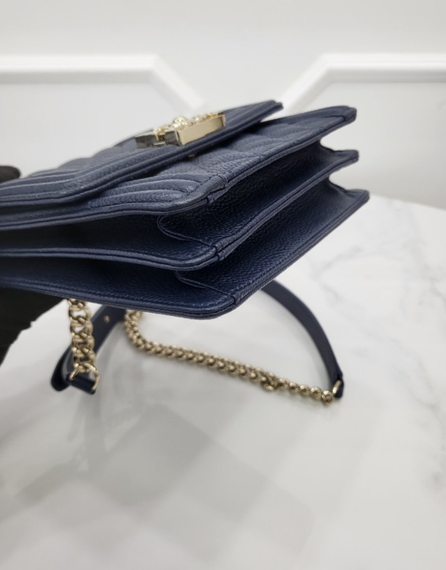 [미다스] 샤넬 보이 플랩 캐비어 사첼백 네이비 29번대 AS0130