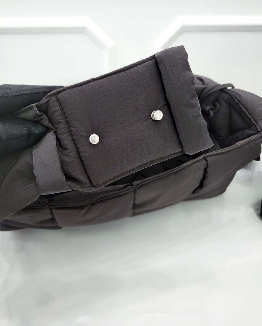 [미다스] 보테가베네타 패딩 패디드 카세트백 폰단테 628951