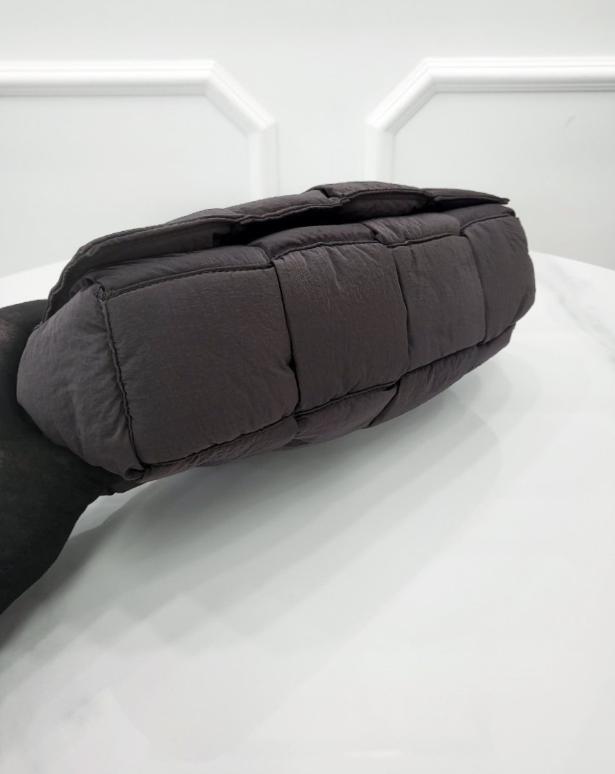 [미다스] 보테가베네타 패딩 패디드 카세트백 폰단테 628951
